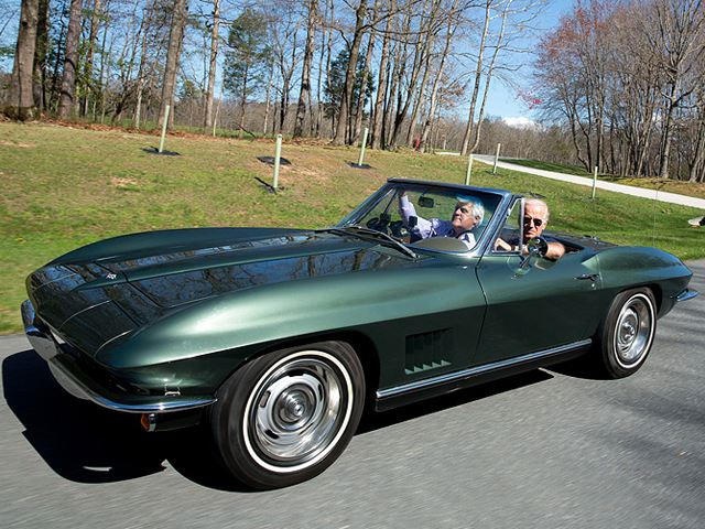 Joe Biden lái Chevrolet Corvette Stingray 1967