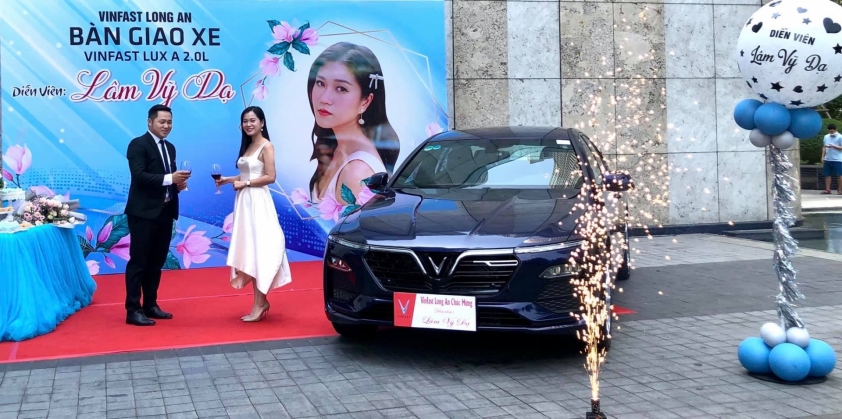 Lâm Vỹ Dạ mua xe VinFast Lux A2.0