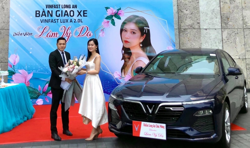 Lâm Vỹ Dạ tậu xe VinFast Lux A2.0