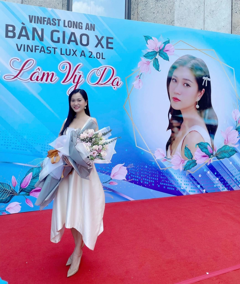 Lâm Vỹ Dạ mua xe Lux A2.0