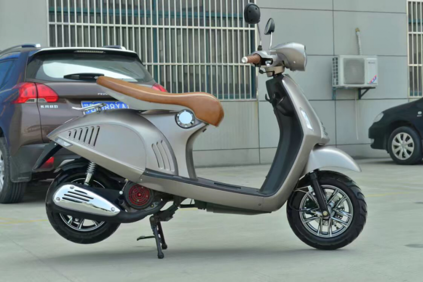 Vespa 946 fake