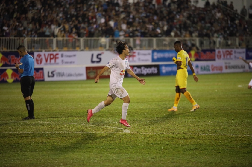 Trực tiếp HAGL 2-1 SLNA: Văn Toàn lập siêu phẩm Ảnh 1