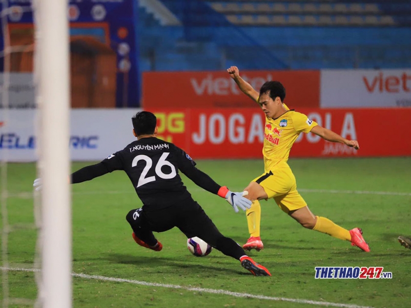Trực tiếp Viettel 0-0 HAGL: Văn Toàn ngã trong vòng cấm Ảnh 1