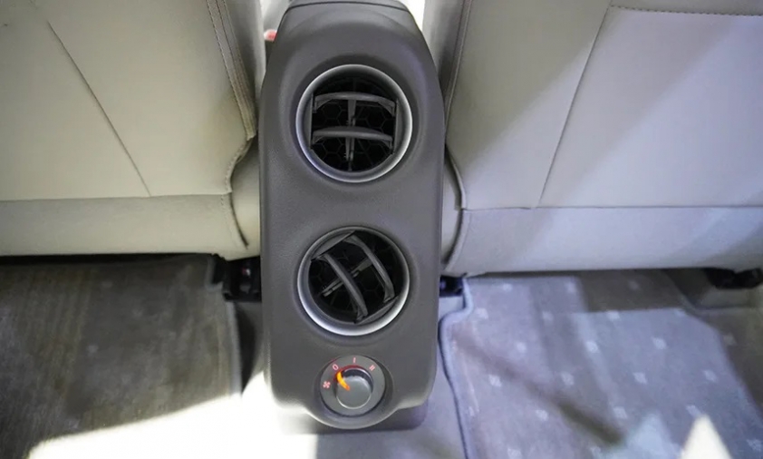 Cửa gió điều hoà hàng ghế sau Nissan Sunny