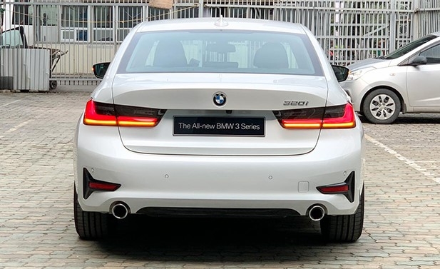Đuôi xe BMW 320i