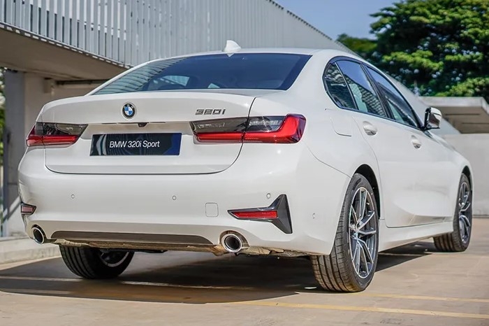 Phần đuôi xe BMW 320i
