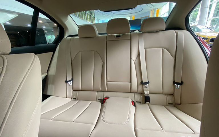 Hàng ghế sau BMW 320i