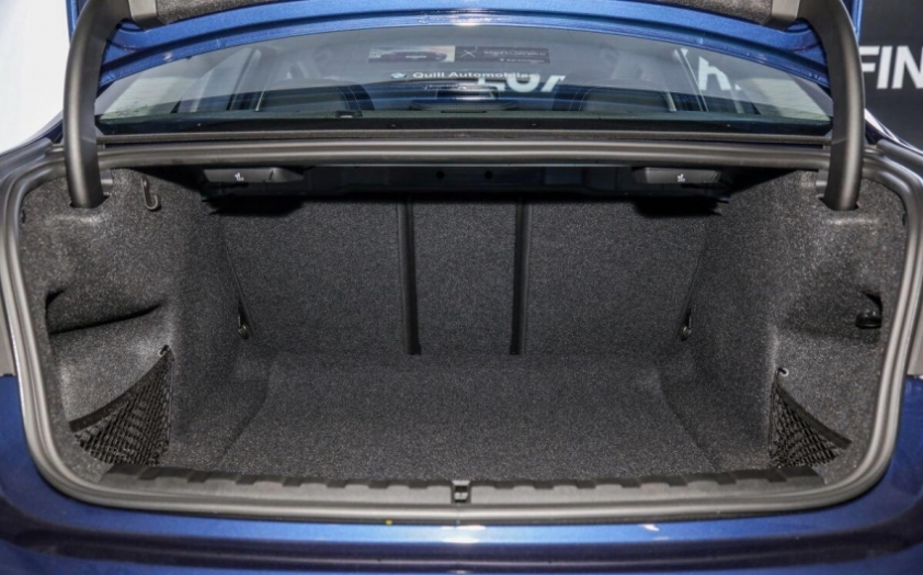 Khoang hành lý BMW 320i