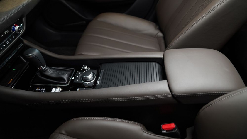 Bệ cần số Mazda 6 2021