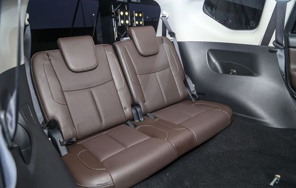 Hàng ghế thứ 3 trên Nissan Terra