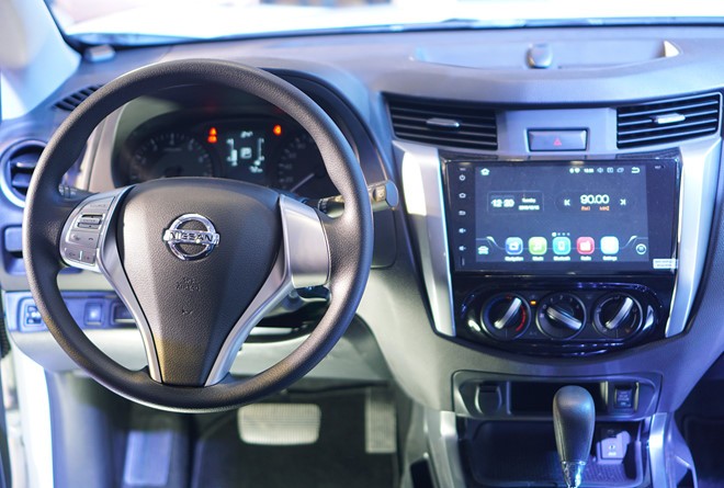 Vô lăng, cụm đồng hồ và màn hình hiển thị trên Nissan Terra