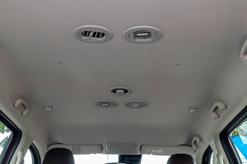 Điều hoà và đèn trần 2 bên Nissan Terra 2021