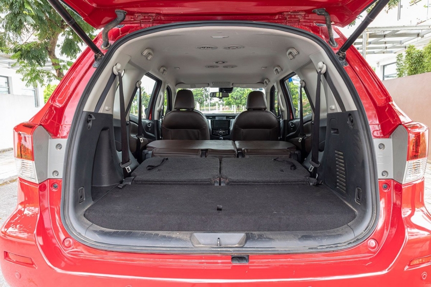 Khoang hành lý Nissan Terra