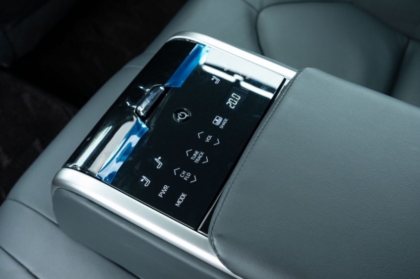 Bệ tỳ tay hàng ghế sau xe Toyota Camry