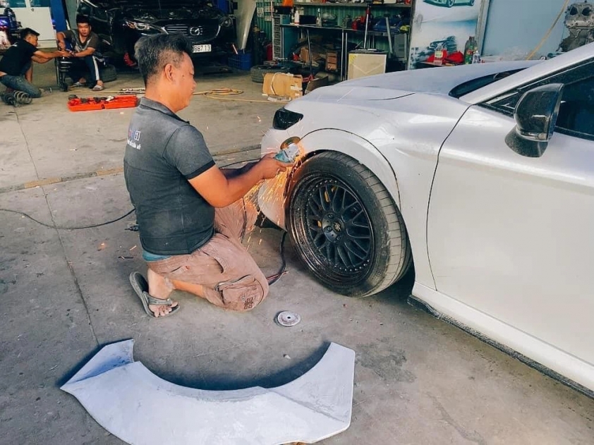 Vòm bánh xe nguyên bản của Toyota Camry bị cắt bỏ để nới rộng ra