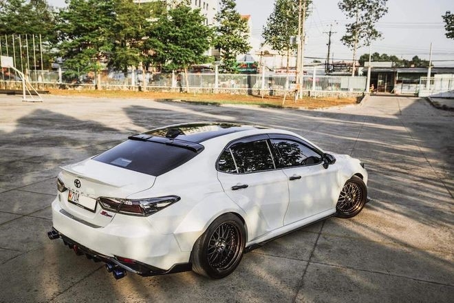 Toyota Camry độ như siêu xe