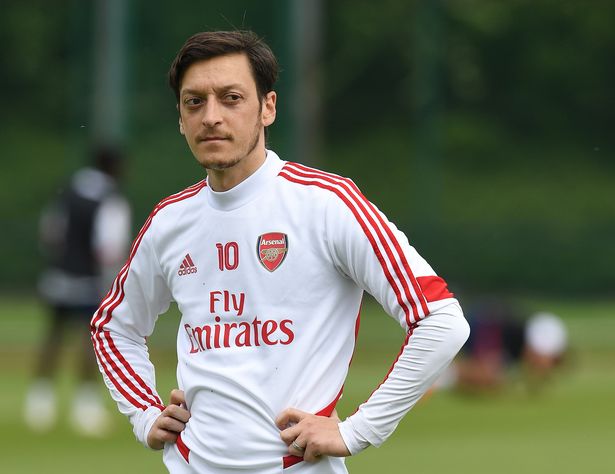 Huyền thoại bóng đá Anh chỉ trích Arsenal vì Ozil Ảnh 2