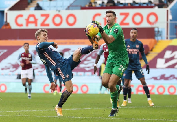 Aston Villa thắng tối thiểu trong ngày Pháo thủ tịt ngòi Ảnh 1