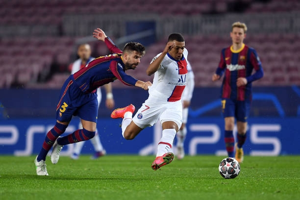Tin bóng đá HOT 17/2: Mbappe đánh sập Camp Nou, sao MU cam kết tương lai