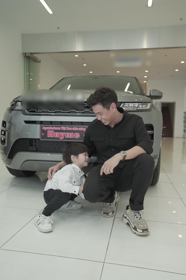 Huyme chụp ảnh cùng cháu mình là bé Xoài