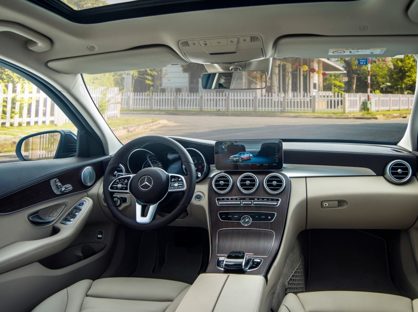 Khoang lái Mercedes-Benz C200 Exclusive 2020