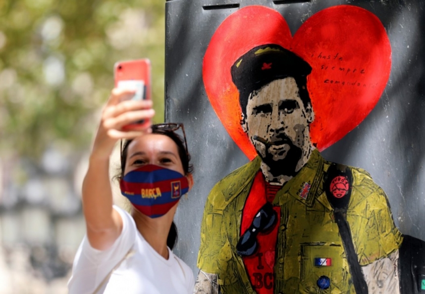 CHÙM ẢNH: Messi 'hóa' huyền thoại cách mạng trên đường phố Tây Ban Nha Ảnh 1