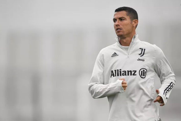 Ronaldo gây tranh cãi khi bay về Ý sau 3 ngày phát hiện COVID-19 Ảnh 1