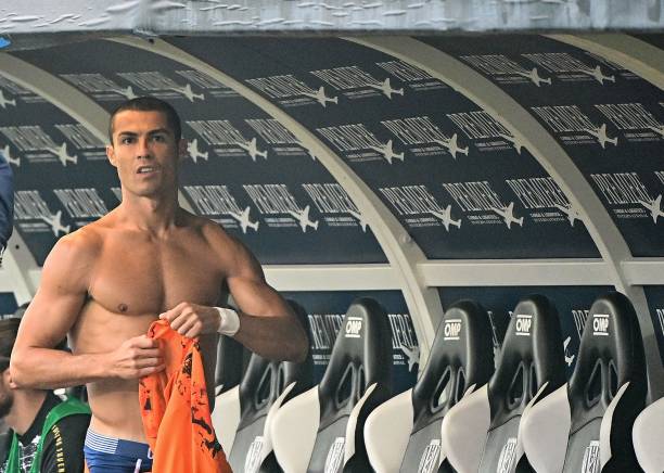 CHÙM ẢNH: Ronaldo rực rỡ ngày trở lại sau khi đánh bại COVID-19 Ảnh 1