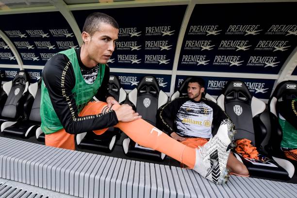 CHÙM ẢNH: Ronaldo rực rỡ ngày trở lại sau khi đánh bại COVID-19 Ảnh 1