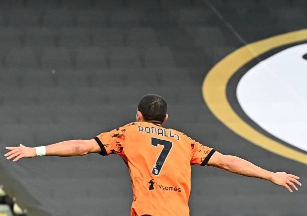 CHÙM ẢNH: Ronaldo rực rỡ ngày trở lại sau khi đánh bại COVID-19 Ảnh 1