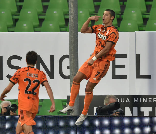 CHÙM ẢNH: Ronaldo rực rỡ ngày trở lại sau khi đánh bại COVID-19 Ảnh 1