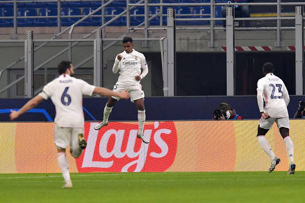 Real Madrid thắng dễ nhờ thẻ đỏ tại hại của Inter Milan Ảnh 1