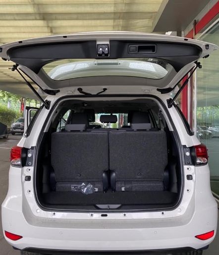 Khoang hành lý sau xe Toyota Fortuner 2021