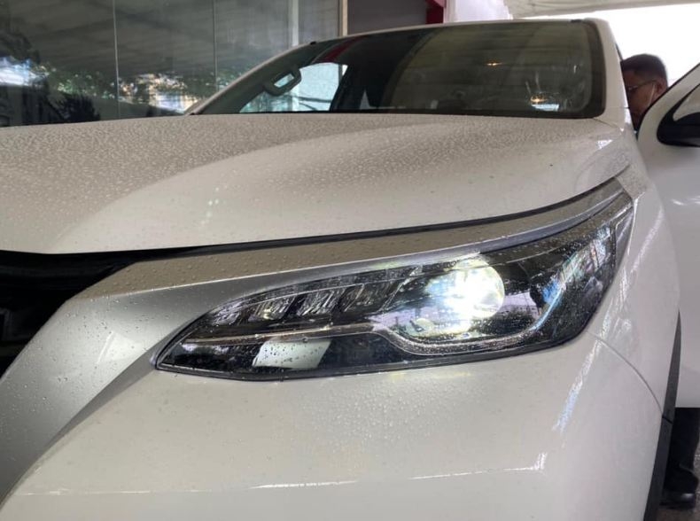 Phần đèn trước xe Toyota Fortuner 2021