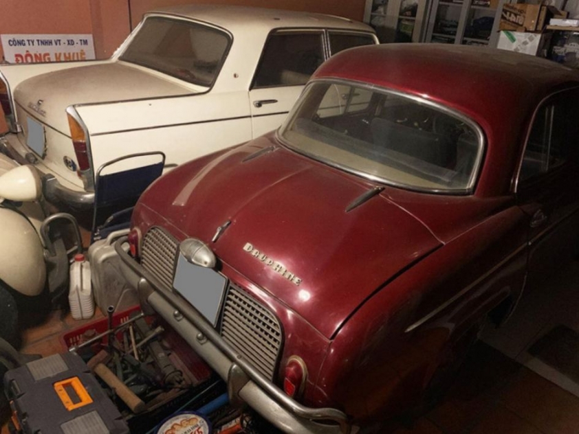 Peugeot 404 trắng và Citroen DauPhine đỏ