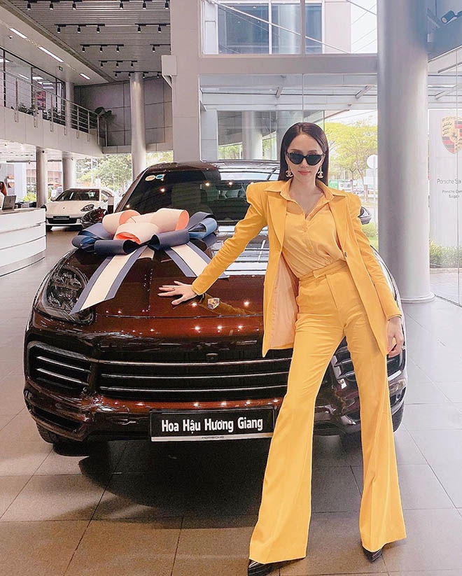 Hoa hậu Hương Giang bên chiếc Porsche Cayenne