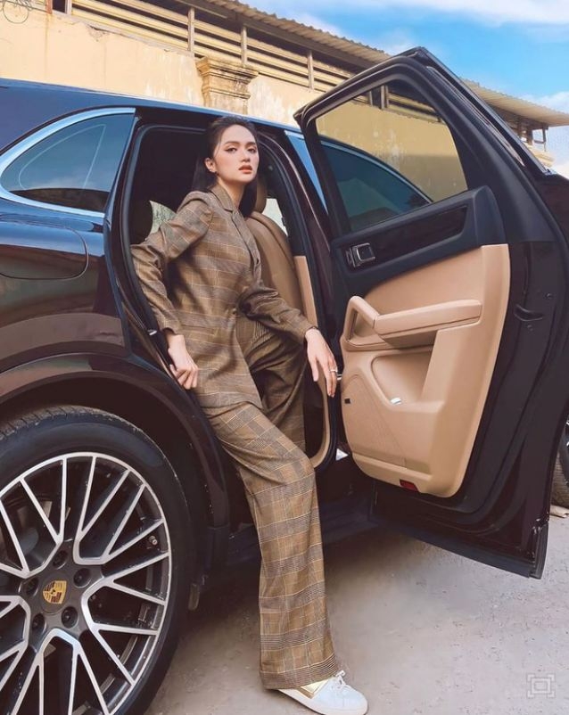 Hương Giang trên chiếc Porsche Cayenne 2020
