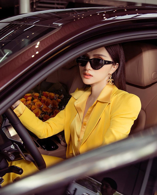 Hương Giang lái xe Porsche Cayenne