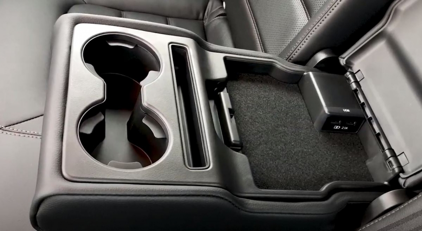 Hộc để cốc, và ổ cắm USB Mazda CX5