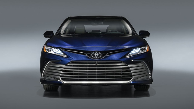 Đầu xe Toyota Camry 2021