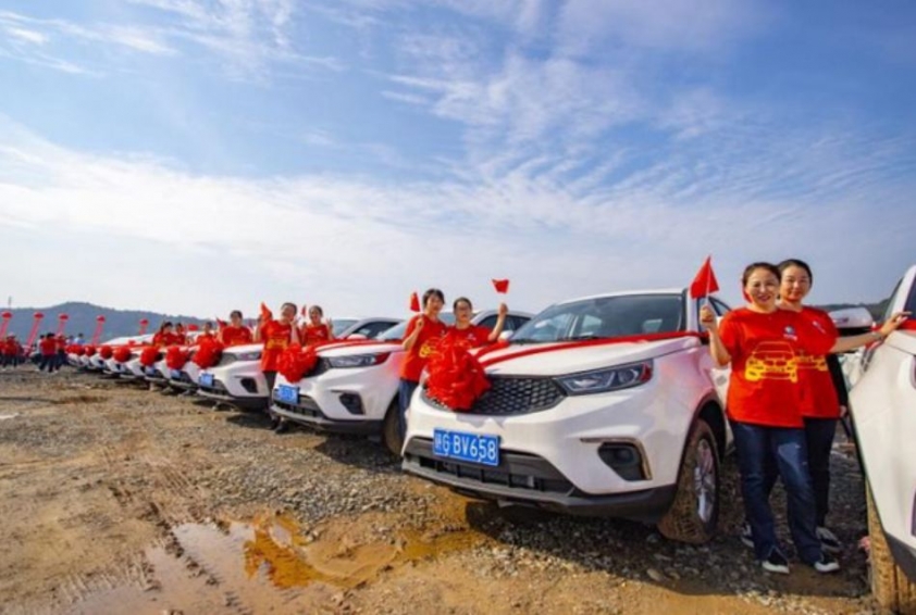 Nhân viên Tập đoàn gang thép Fangda được tặng xe ô tô