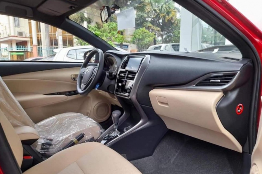 Khoang lái Toyota Yaris 2021