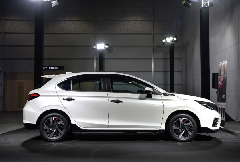 Honda City hatchback màu trắng