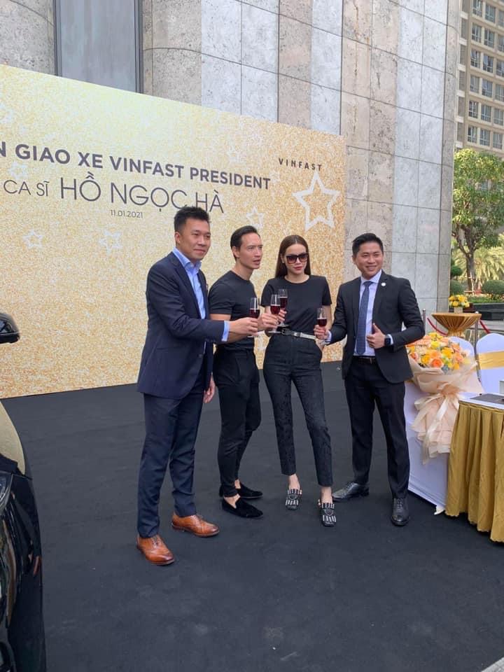 Vợ chồng Hồ Ngọc Hà mua xe VinFast President