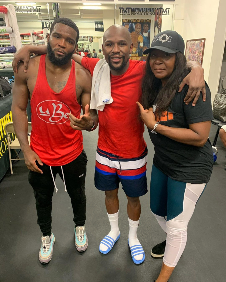 Floyd Mayweather (đứng giữa) cùng bạn tập Denis Douglin và mẹ của Douglin