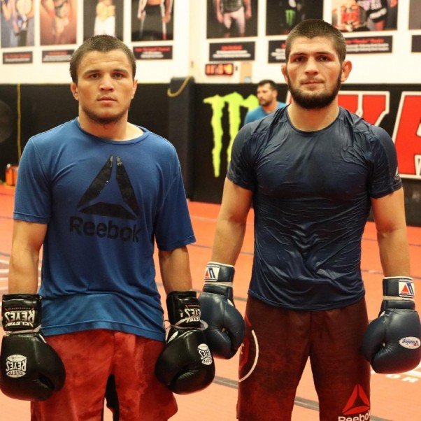 Umar Nurmagomedov (trái) đã tập luyện cùng Khabib Nurmagomedov trong suốt kỳ tập huấn tại Dubai