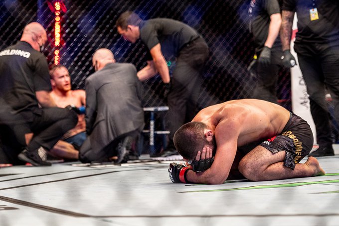 Khabib Nurmagomedov nghẹn ngào trước khi nói lời chia tay sàn đấu
