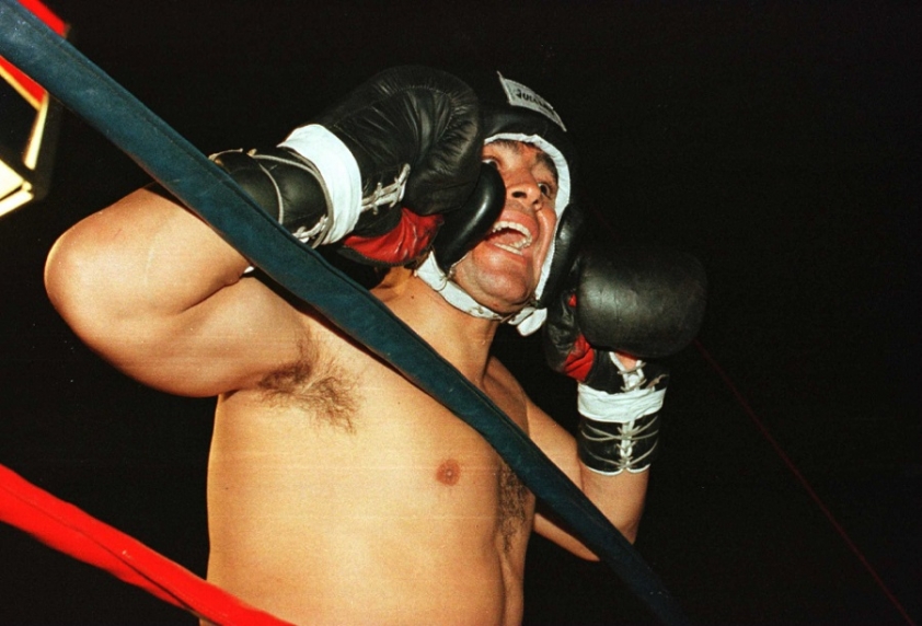 Diego Maradona cũng từng bước lên sàn Quyền Anh