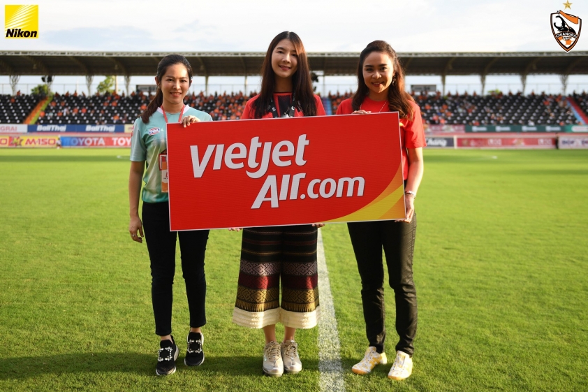 Logo Vietjet Air xuất hiện trên áo đấu của Chiangrai United.