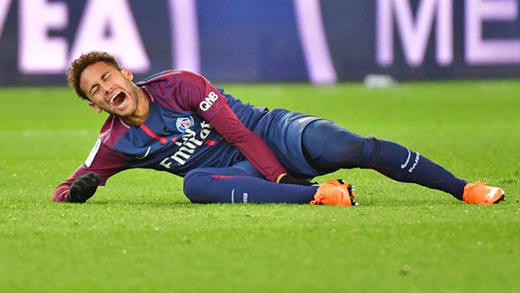 Neymar quấn băng cổ chân